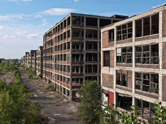 Morire, reinventarsi e risorgere questa la storia di Detroit. Famosa per l’8 mile, pericolosa strada della città che divideva il quartiere bianco da quello di colore, ha visto il suo boom industriale legato al settore dell’industria automobilistica dagli anni ‘20 per questo è soprannominata “Motor City”, oggi è sede della General Motors.